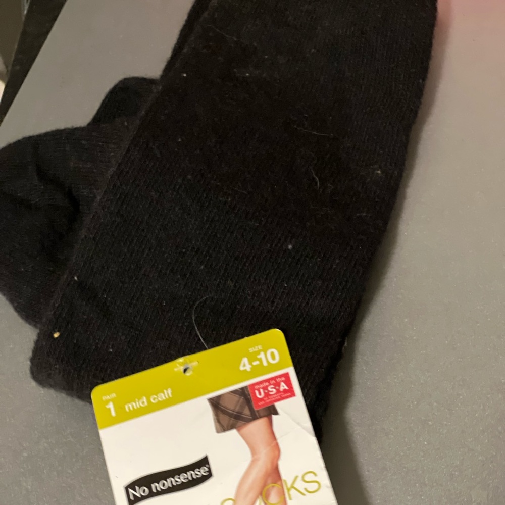 No nonsense socks fits shoe size 4 to 10.